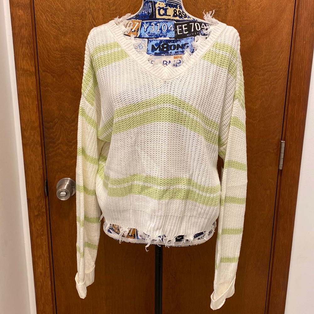 Cloud Chaser distressed sweater size xl NWT